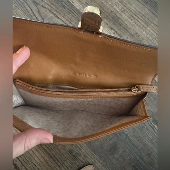 Michael Kors Cream and Tan Crossbody Bag with Wallet - Picture 12 of 12